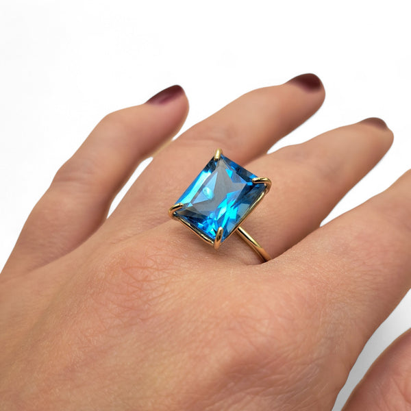 9ct Gold Blue Topaz Mini Cocktail Ring