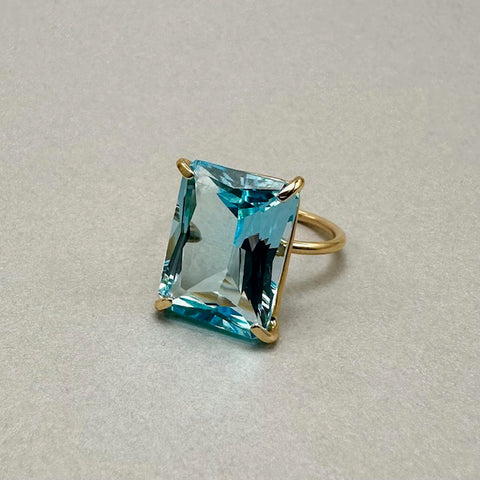 9ct Yellow Gold Blue Topaz Cocktail ring